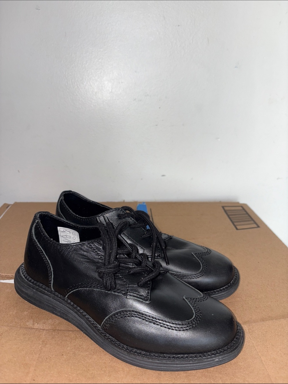 Cole Haan Black Leather Wingtip Oxfords size 1.5